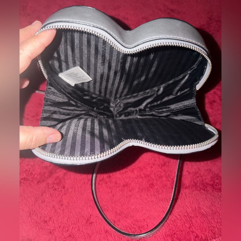 Victoria’s Secret Metallic Heart-Shaped Silver Crossbody Bag NWOT - Picture 3 of 5